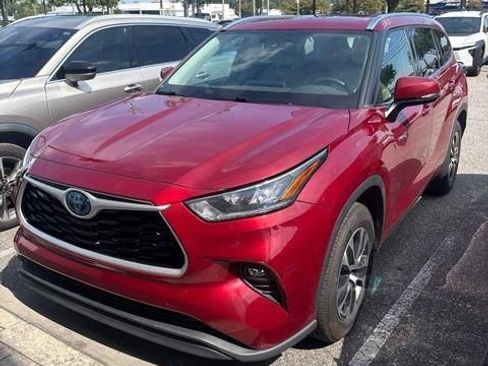 Used 2020 Toyota Highlander XLE FWD image 2