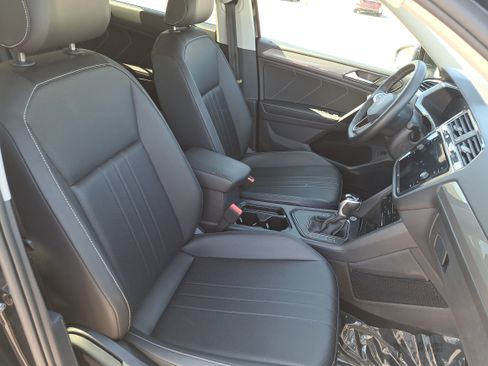 Used 2024 Volkswagen Tiguan SE image 9