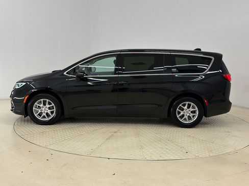 Used 2023 Chrysler Pacifica Touring-L FWD image 2