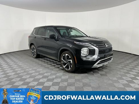 Used 2023 Mitsubishi Outlander SE image 1