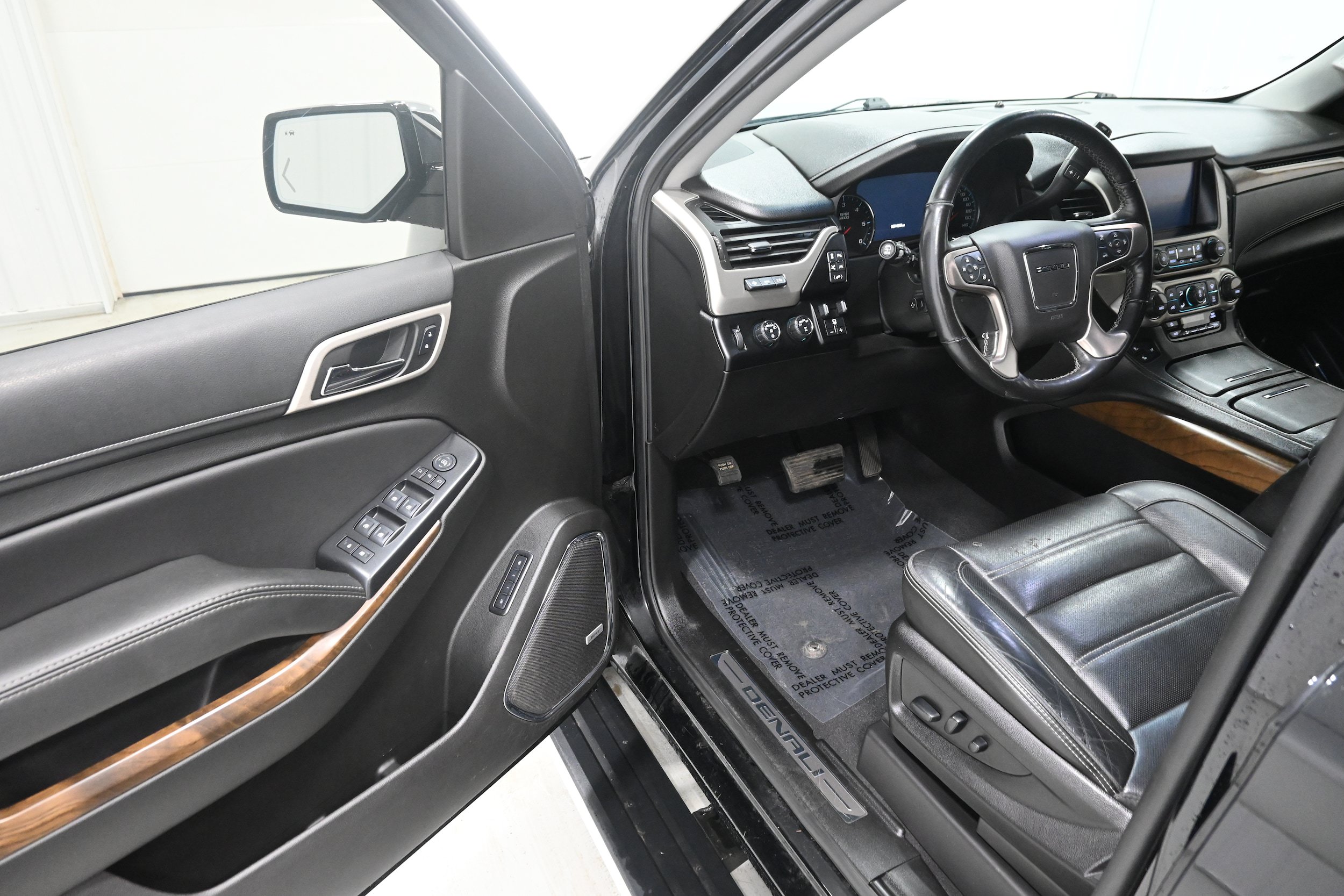 Used 2019 GMC Yukon Denali w/ Denali Ultimate Package AWD/4WD image 3