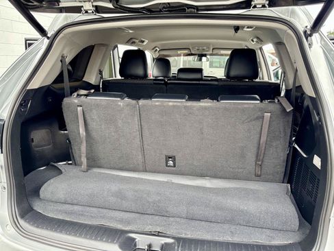 Used 2019 Toyota Highlander Plus w/ Carpet Mat Package (TMS) AWD/4WD image 11