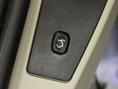 Used 2014 Chrysler Town & Country Touring image 13