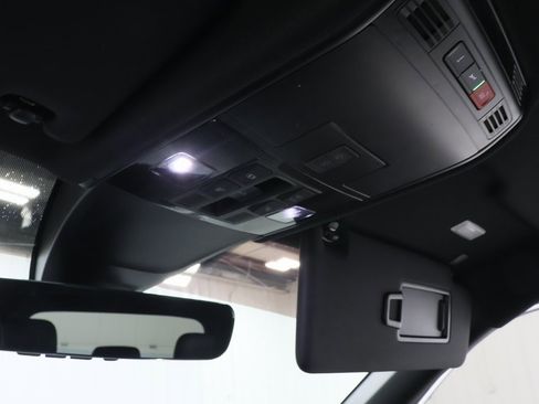 Used 2022 Volkswagen Tiguan SE R-Line image 16