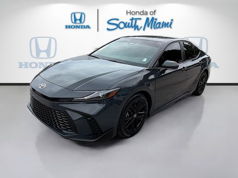 Used 2025 Toyota Camry SE FWD image 3