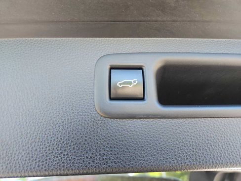 Used 2022 Toyota Highlander XLE AWD/4WD image 15