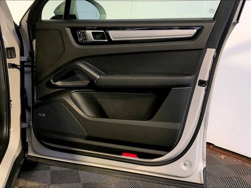 Certified 2022 Porsche Cayenne Platinum Edition image 51