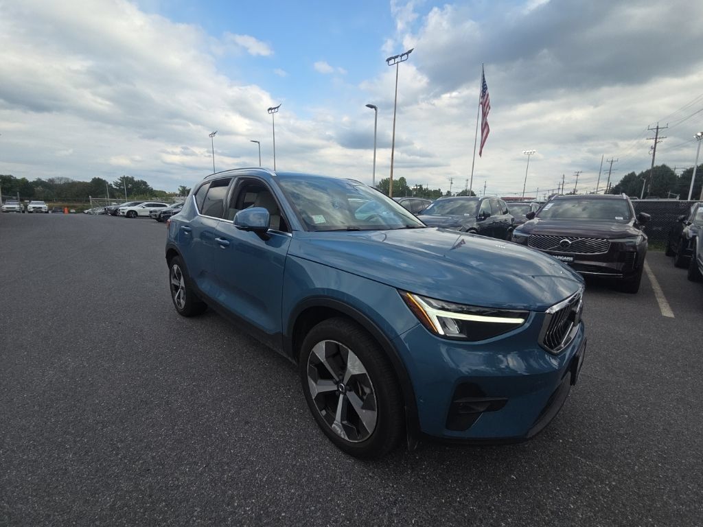 Used 2024 Volvo XC40 B5 Plus w/ Climate Package AWD/4WD image 3