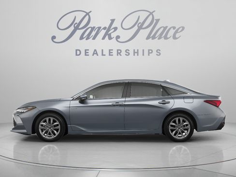 Used 2019 Toyota Avalon XLE w/ Moonroof Package FWD image 2