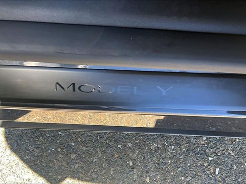 Used 2025 Tesla Model Y Long Range AWD/4WD image 9