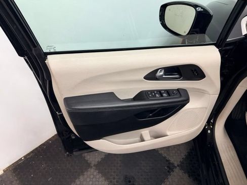 Used 2024 Chrysler Pacifica Touring-L FWD image 20