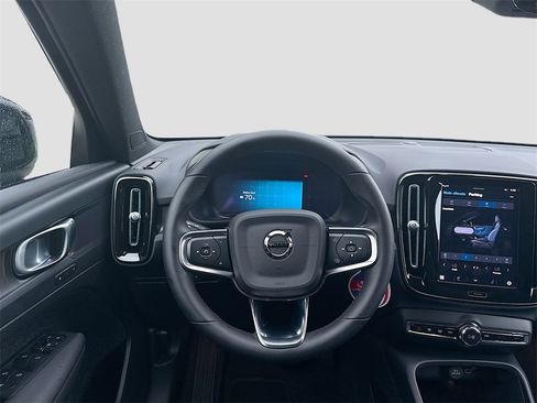 Used 2023 Volvo XC40 Recharge Plus image 24