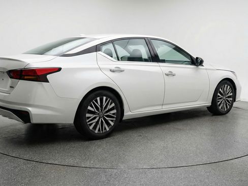Used 2025 Nissan Altima 2.5 SV image 9