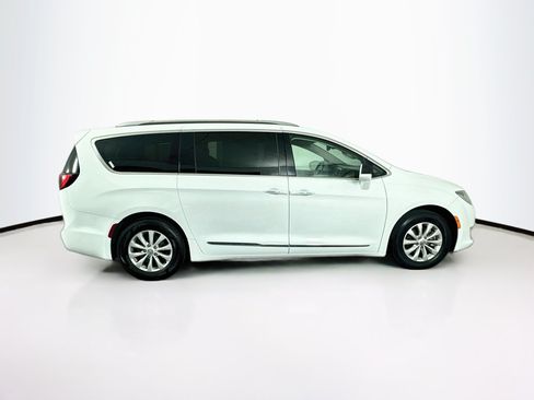 Used 2019 Chrysler Pacifica Touring-L FWD image 10