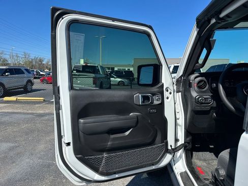 Used 2025 Jeep Wrangler Rubicon image 24