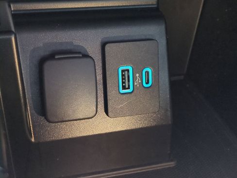 Used 2020 Ford Explorer XLT image 31