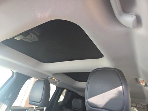 Used 2016 Jeep Renegade Limited image 16