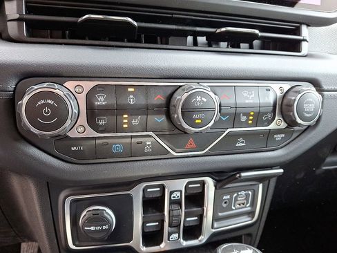 Used 2024 Jeep Wrangler Unlimited Sahara image 13