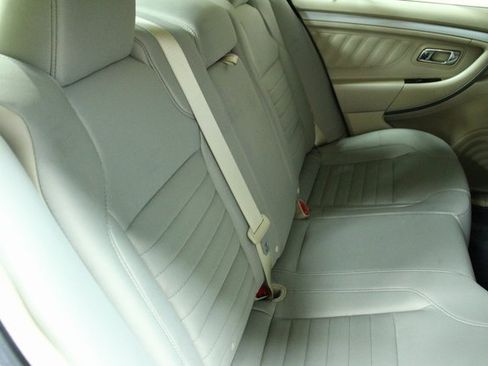 Used 2017 Ford Taurus SE image 9