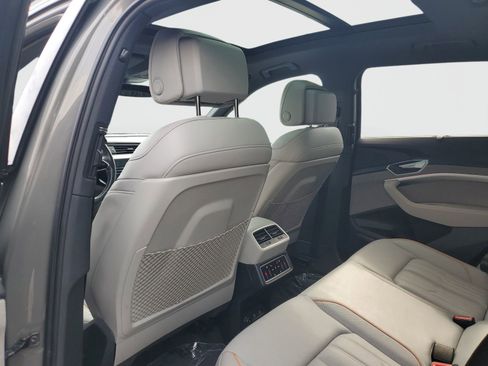 Used 2022 Audi e-tron Chronos image 14