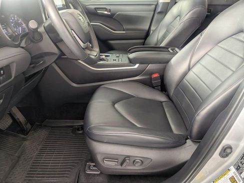 Used 2024 Toyota Highlander XLE AWD/4WD image 13