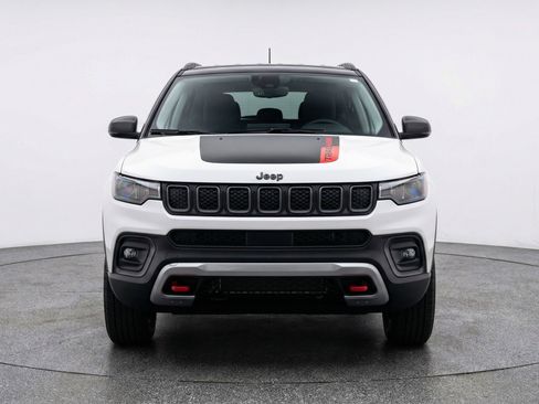 Used 2025 Jeep Compass Trailhawk image 2