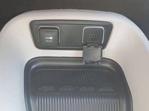 Used 2020 Chrysler Pacifica Limited image 32