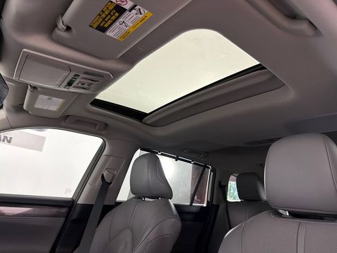 Used 2022 Toyota Highlander Limited FWD image 2