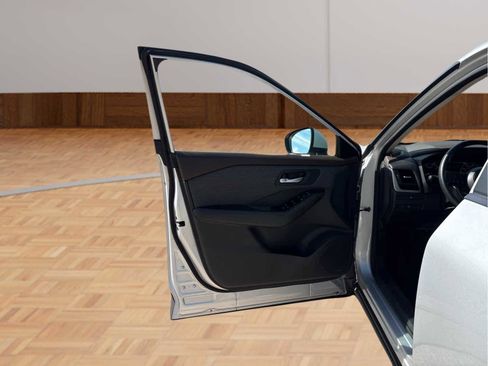 Used 2023 Nissan Rogue SV image 9