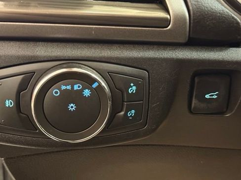 Used 2017 Ford Fusion SE w/ Fusion SE Technology Package FWD image 11