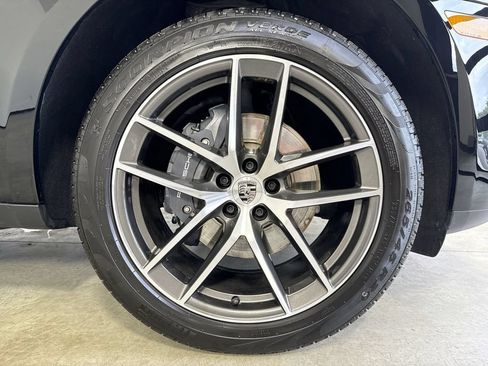 Certified 2025 Porsche Macan AWD/4WD image 15