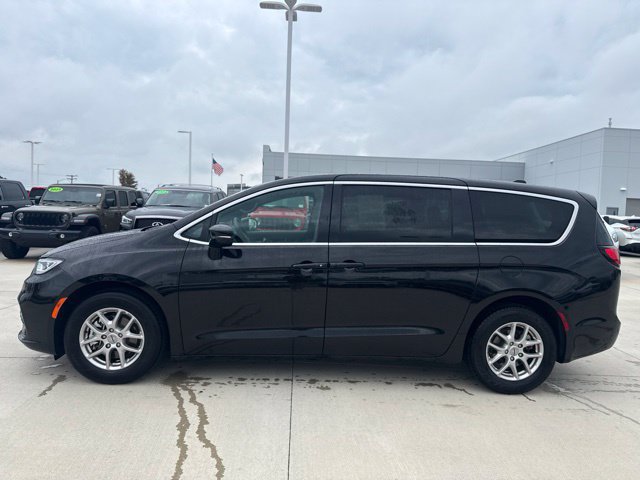 Used 2025 Chrysler Pacifica Select FWD image 6