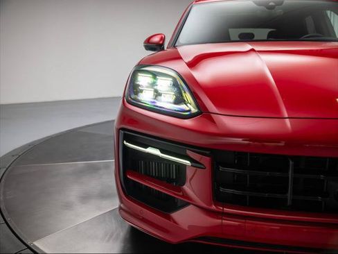 Used 2025 Porsche Cayenne GTS AWD/4WD image 35
