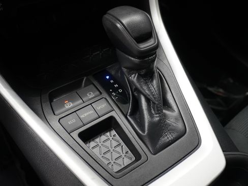 Used 2021 Toyota RAV4 LE FWD image 19