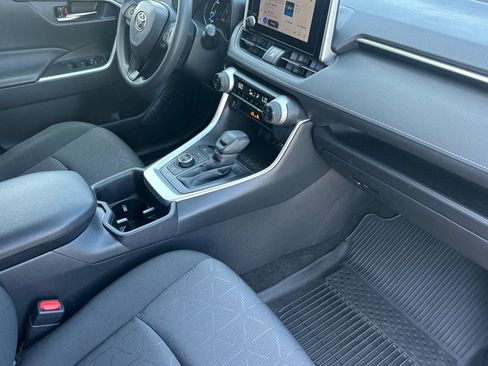 Used 2025 Toyota RAV4 XLE AWD/4WD image 19