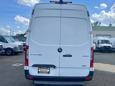 Used 2021 Mercedes-Benz Sprinter 2500 image 4