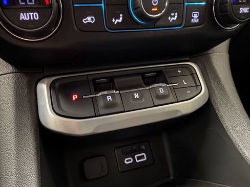 Used 2022 GMC Acadia SLT w/ Technology Package AWD/4WD image 15