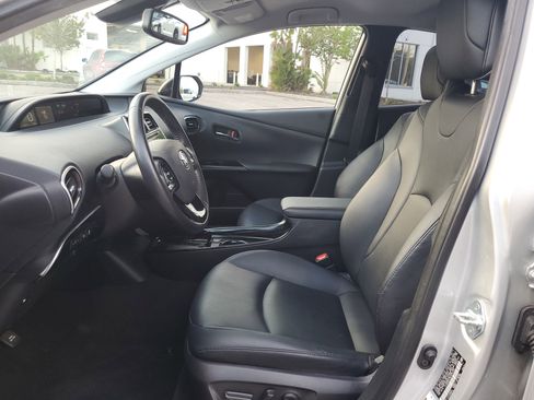 Used 2019 Toyota Prius XLE w/ Phone Cable & Charge Package image 24