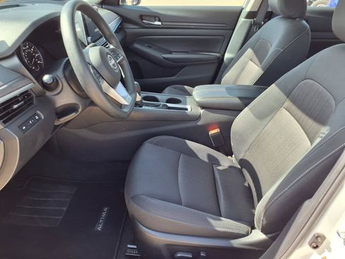 Used 2025 Nissan Altima 2.5 SV FWD image 12