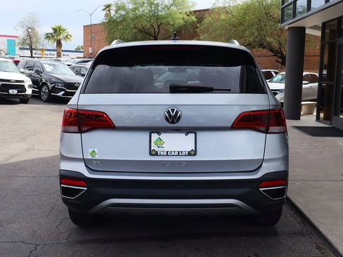 Used 2022 Volkswagen Taos SE w/ Panoramic Sunroof Package image 11