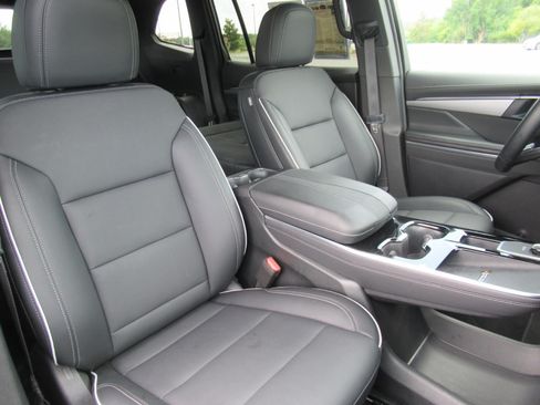 Used 2025 Buick Enclave Preferred w/ Power Package FWD image 9