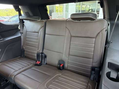 New 2026 GMC Yukon Denali Ultimate w/ LPO, Hit The Road Package AWD/4WD image 7