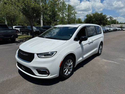 Used 2026 Chrysler Pacifica Limited FWD image 1