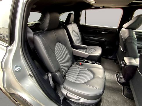 Used 2024 Toyota Highlander XSE FWD image 20