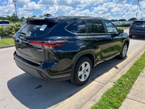 Used 2024 Toyota Highlander LE AWD/4WD image 3