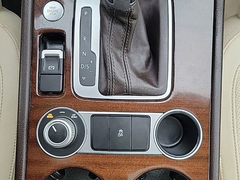 Used 2016 Volkswagen Touareg VR6 image 10