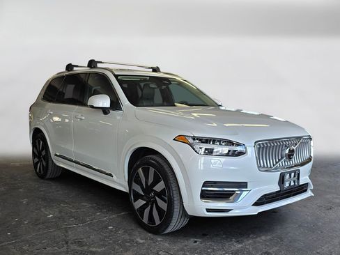 Used 2023 Volvo XC90 T8 Ultimate w/ Lounge Package image 3