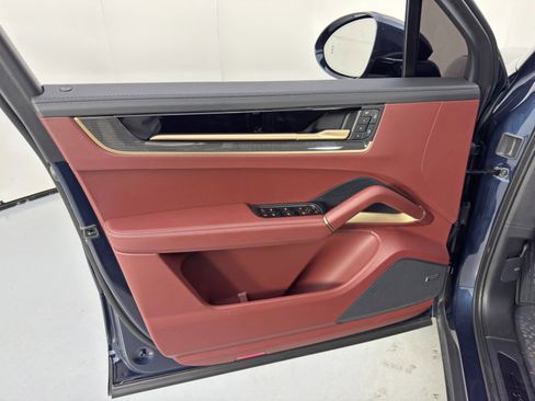 Used 2025 Porsche Cayenne Turbo image 48