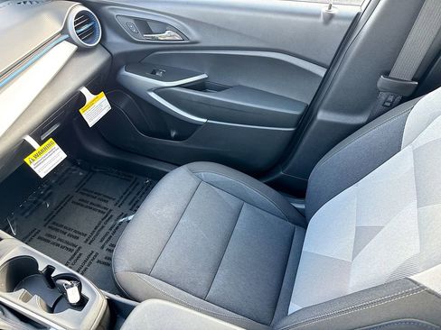 Used 2025 Chevrolet Trax LS image 21