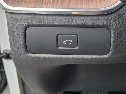 Used 2023 Volvo XC60 B5 Ultimate w/ Protection Package Premier FWD image 28